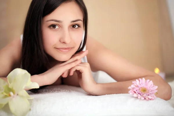 Masseur bei der Massage des weiblichen Körpers im Wellness-Salon. Schönheit — Stockfoto