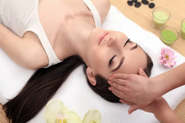 Leuke jonge vrouw genieten van tijdens een huid zorg behandeling in een spa. — Stockfoto