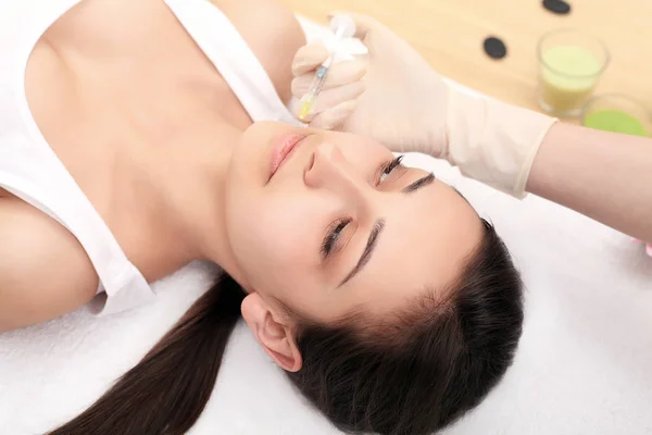 Закрытие рук косметолога, делающего инъекцию ботокса в Фем — стоковое фото