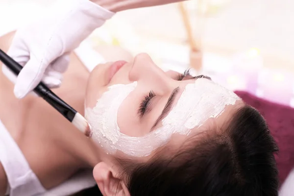 Terapia termale per giovane donna che ha maschera facciale al salone di bellezza — Foto Stock