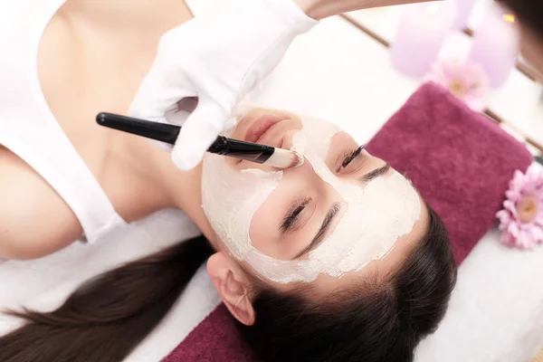 Terapia de spa para mujeres jóvenes que tienen máscara facial en el salón de belleza  - —  Fotos de Stock