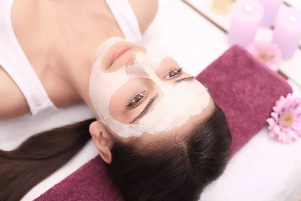 Спа-терапия для молодой женщины в маске для лица в салоне красоты  - — стоковое фото