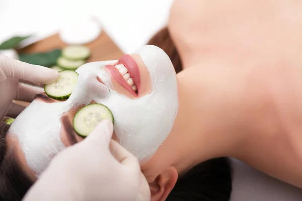 Jovem mulher bonita recebendo máscara facial de barro no salão de beleza spa. Cuidados com a pele, tratamentos de beleza . — Fotografia de Stock