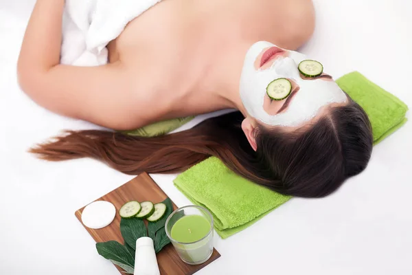 Mensen, schoonheid, spa, kosmetologie en huidverzorging concept - close-up van mooie jonge vrouw liggen met gesloten ogen en cosmetoloog aanbrengen gezichtsmasker per borstel in spa — Stockfoto