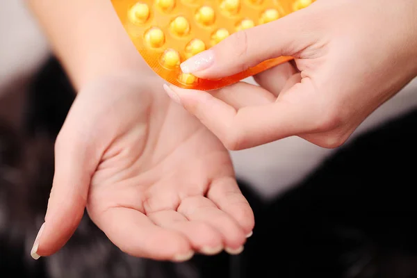 Крупный план женских рук с лекарственными таблетками — стоковое фото