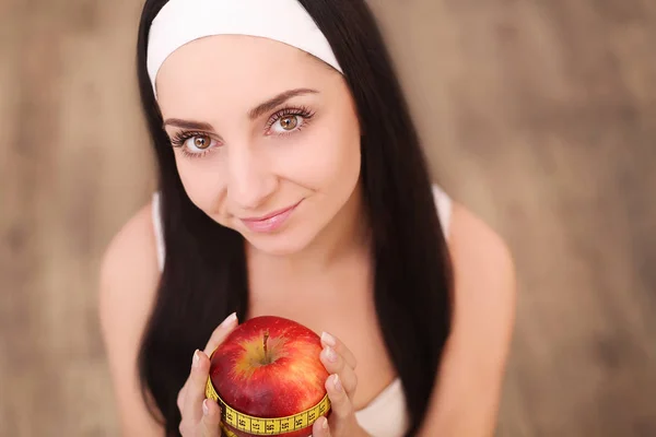 Portrait d'une femme en bonne santé avec pomme et ruban à mesurer. Santé — Photo