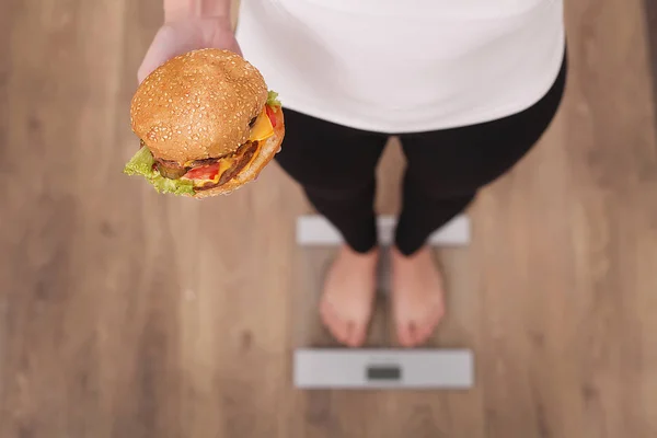 Kost och Fast Food koncept. Överviktig kvinna stående på initialbehandling — Stockfoto