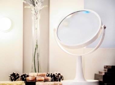 Kozmetik ışık tuvalet masasının üzerinde ayarla