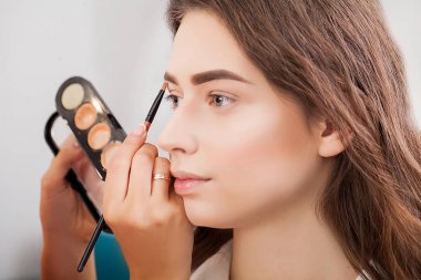 Güzellik salonları, makyöz makyaj yapıyor güzel modeller-