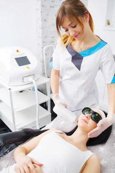 Retrato de cosmetóloga femenina con cliente joven en el baño —  Fotos de Stock