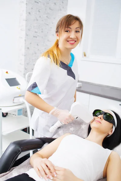 El médico-cosmetólogo realiza el procedimiento Terap microactual — Foto de Stock