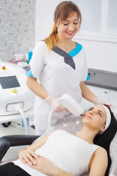 Portrait of female cosmetologist with young woman client in bath — Stock Photo, Image