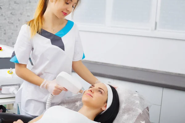 Lekarz kosmetolog sprawia, że procedura therap mikroprądów — Zdjęcie stockowe