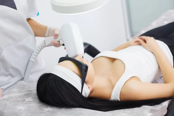 Cuidado del cuerpo. Mujer recibiendo análisis de la piel de la cara. Cosmetología — Foto de Stock