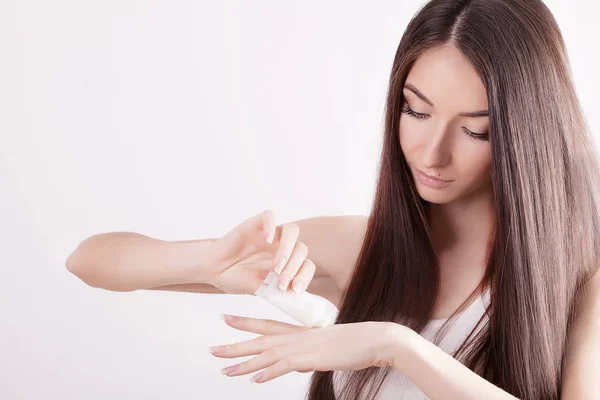 Eine schöne Frau in Asien mit einem Hautpflegeprodukt, Feuchtigkeitscreme oder — Stockfoto