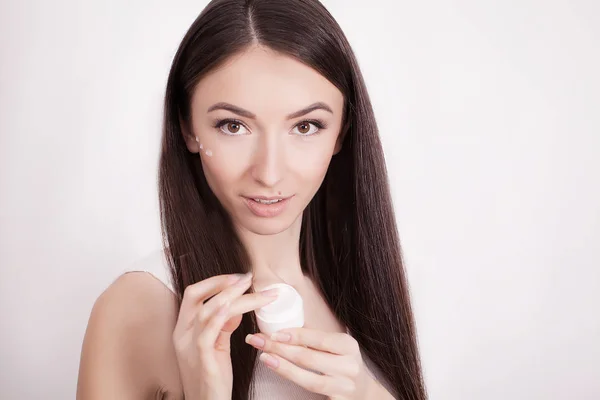 Eine schöne Frau in Asien mit einem Hautpflegeprodukt, Feuchtigkeitscreme oder — Stockfoto