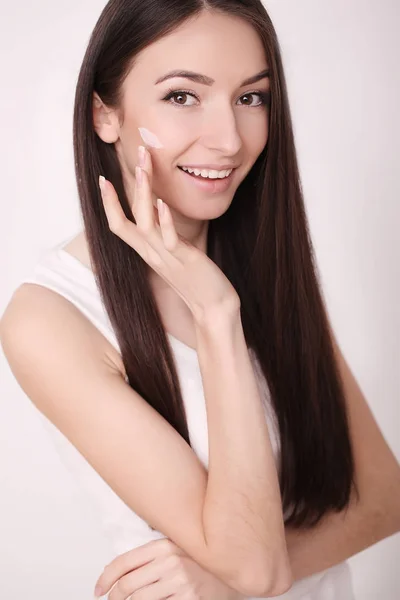 Asia piękna kobieta przy użyciu produktów do pielęgnacji skóry, krem nawilżający lub — Zdjęcie stockowe