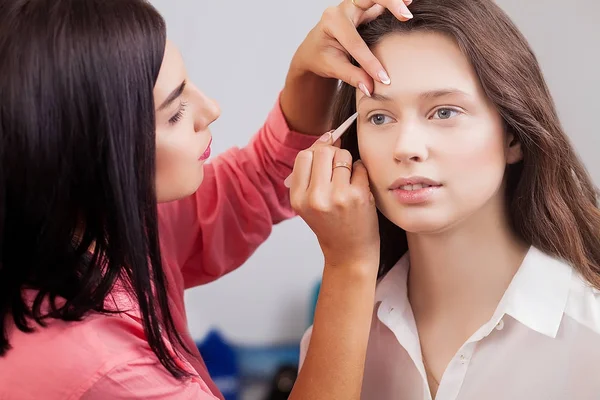 Retrato de una hermosa joven pelirroja con el esteticista Mak — Foto de Stock