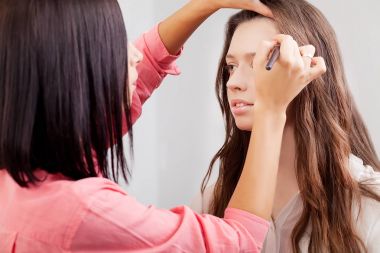 Toz modelinin yüzünde uygulama usta makyaj sanatçısı