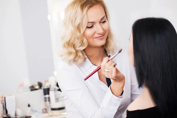 Professionelle Visagistin macht Glamour-Model-Make-up bei der Arbeit — Stockfoto