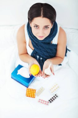 güzel caucasain kadın yatak ve çekici hap yatıyor.