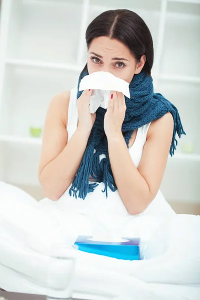 Mulher sofrendo de frio deitado na cama com tecido — Fotografia de Stock