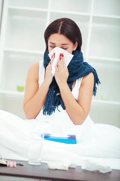 Wanita yang menderita dari Cold Lying In Bed With Tissue — Stok Foto