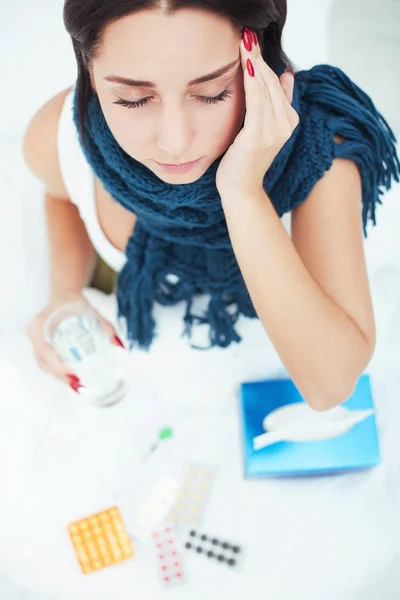 Young beautiful Caucasian woman on bed having headache / insomni — Stock Photo, Image