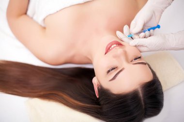 Çekici kadına şırınga yüzüne plastik cerrahi