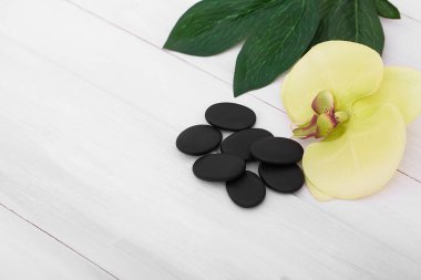 Kaplıca tedavisi ahşap masa üzerinde güzel kompozisyon