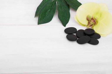 Ahşap masada güzel bir spa kompozisyonu