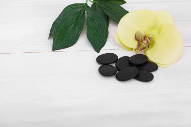 Ahşap masada güzel bir spa kompozisyonu