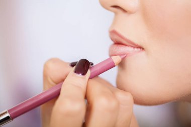 Güzellik Salonu bir güzel kız için makyaj makyaj sanatçısı yapar