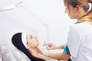 Kadın banyoda yalan Dudak bölgesindeki botox enjeksiyon alma