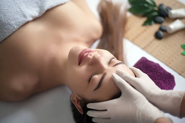 Masaje facial. Primer plano de una mujer joven recibiendo tratamiento de spa . —  Fotos de Stock