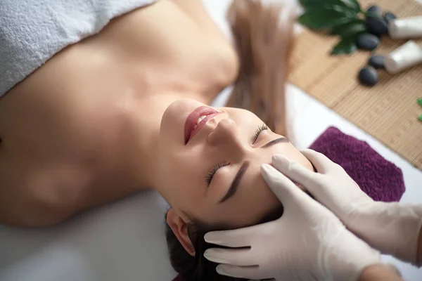 Mulher jovem, bonita e saudável no salão de spa. Terapia de massagem tradicional oriental e tratamentos de beleza . — Fotografia de Stock