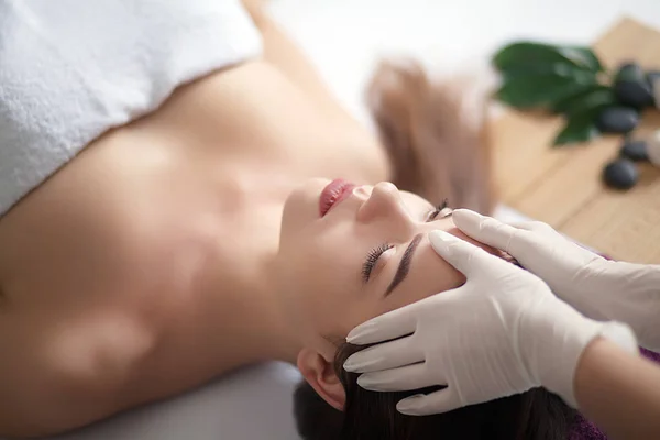 Jeune, belle et saine femme dans le salon de spa. Massothérapie orientale traditionnelle et soins de beauté . — Photo