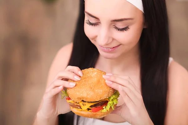 Närbild på tonåring flicka äter hamburgare — Stockfoto