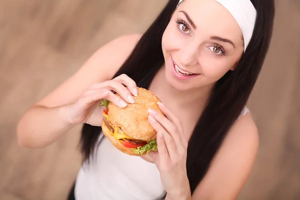 Primer plano en la chica adolescente comiendo hamburguesa — Foto de Stock