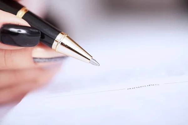 Hands of business woman signing the contract document — Stock Photo, Image
