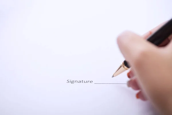 Manos de mujer de negocios firmando el documento de contrato — Foto de Stock