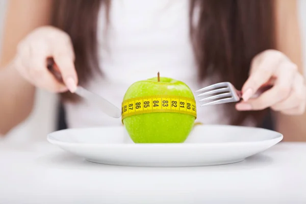 Dieta. Manzana y centímetro en la placa. Fitness alimentación saludable —  Fotos de Stock