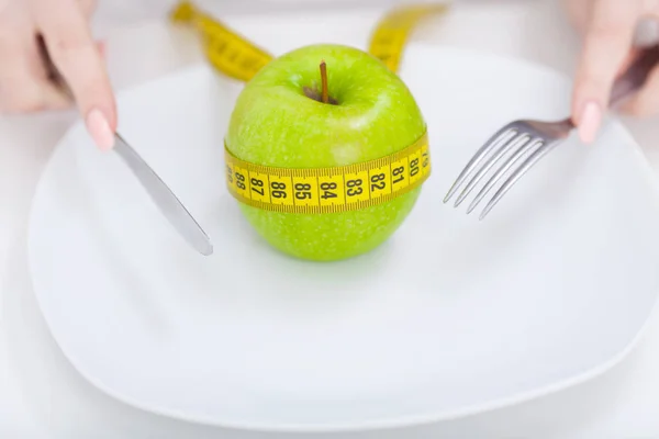 饮食.苹果和厘米在盘子上。健身健康饮食 — 图库照片