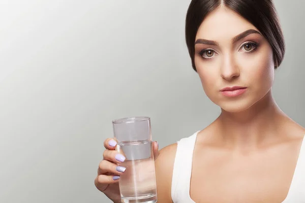 Drink water. Happy young beautiful woman drinking water. A smili — Stock Photo, Image