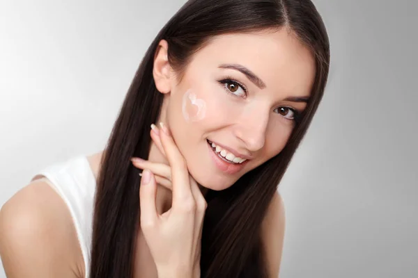 Bellezza faccia di donna con crema cosmetica su faccia — Foto Stock