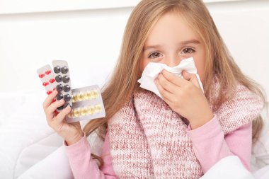 Hasta kız yatakta mendil yatak odasında hapşırma