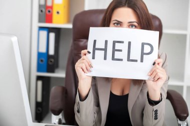 Yardıma ihtiyacın var mı? Güzel iş kadını ofiste t sorar