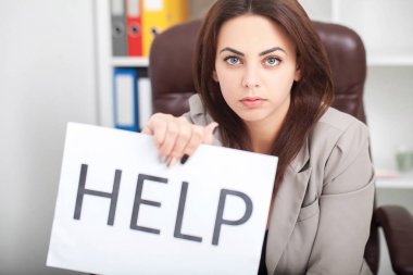 Yardıma ihtiyacın var mı? Güzel iş kadını ofiste t sorar