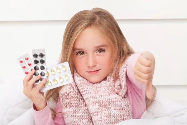 Gorączki, przeziębienia i grypy - gorący herbata w pobliżu, a leki chory dziewczynka i — Zdjęcie stockowe