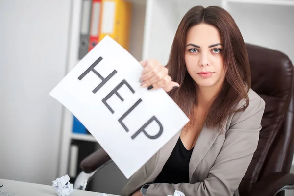 Sie brauchen Hilfe? fragt die schöne Geschäftsfrau im Büro von t — Stockfoto